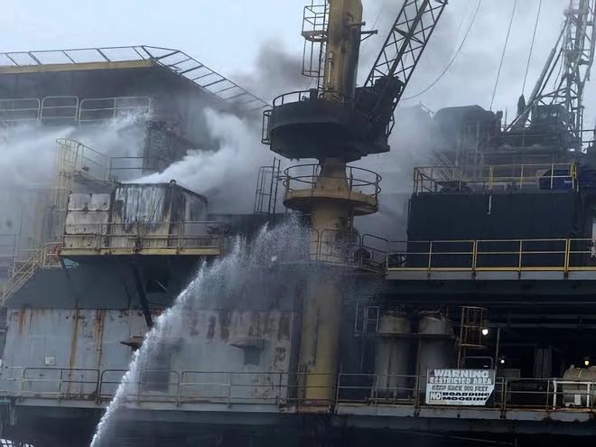 Rescatados 26 trabajadores tras una explosión en una plataforma petrolera de California