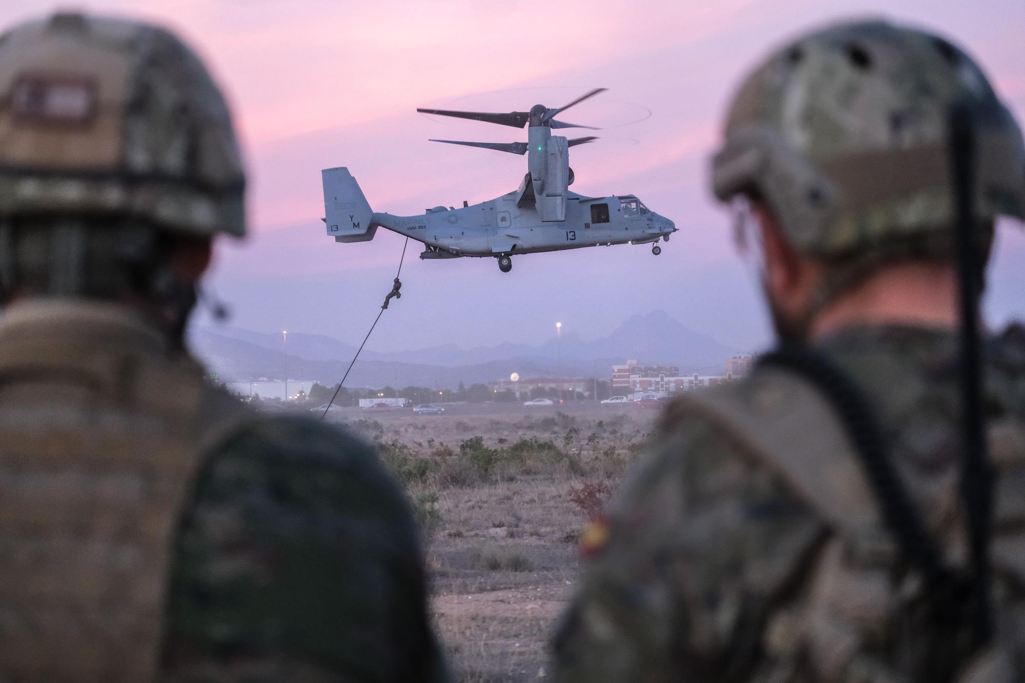 Militares del MOE (Mando de Operaciones Especiales) realizan unas maniobras de entrenamiento junto a marines americanos con el singular avión modelo Osprey