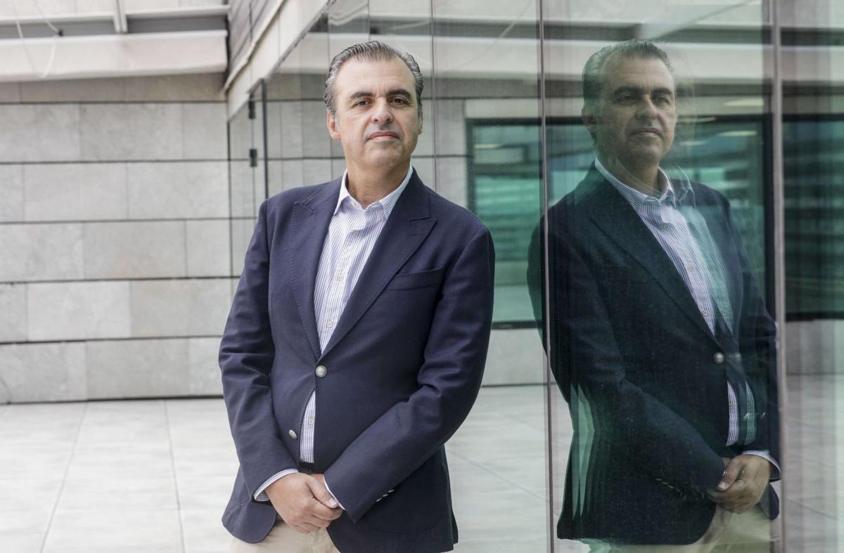 El titular de Educación, Antoni Vera, junto a su despacho en la Conselleria que dirige. | MANU MIELNIEZUK