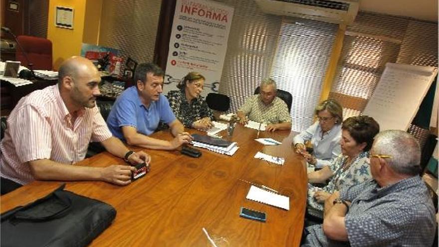 La junta directiva del Colegio de Farmacéuticos se reunió ayer para debatir sobre los impagos del Consell.