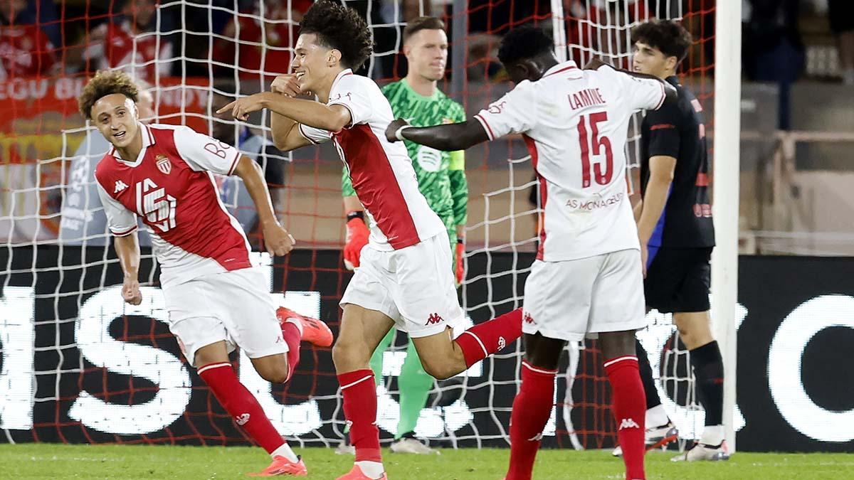 Maghnes Akliouche del Mónaco celebra tras marcar el primer gol durante el partido de la UEFA Champions League ante el FC Barcelona