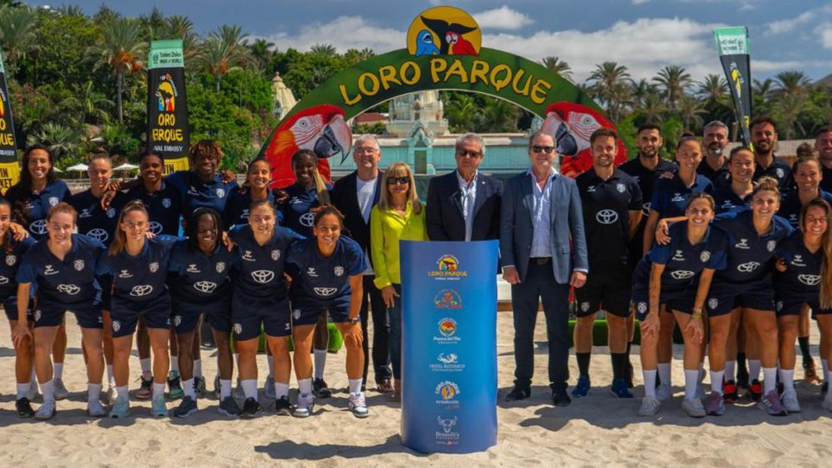 La plantilla, cuerpo técnico y directivos de la UD Costa Adeje posan junto a Christoph Kiessling en su visita al Siam Park.