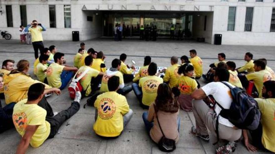 Los socorristas de Benidorm, durante su primera protesta realizada el pasado noviembre.