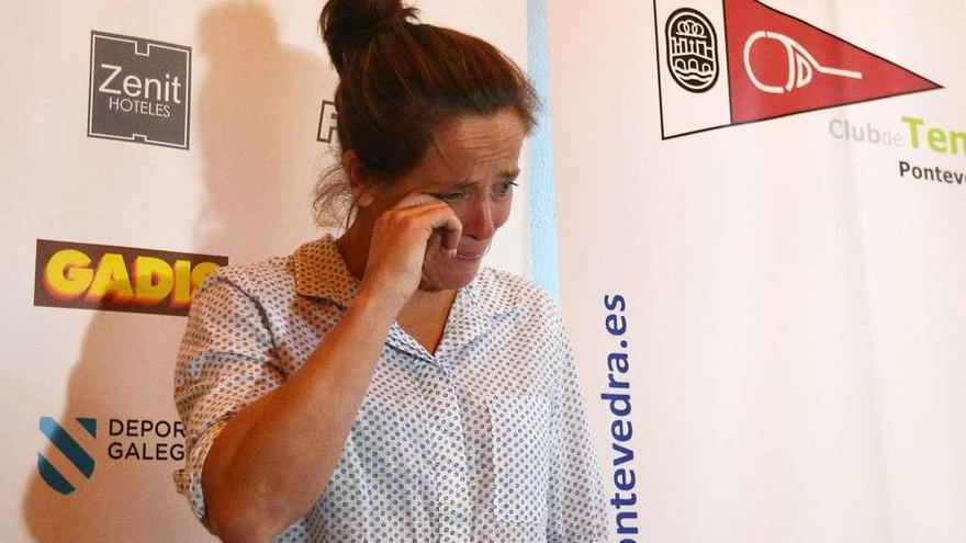 Lourdes Domínguez llora durante su despedida del tenis. // G. Santos
