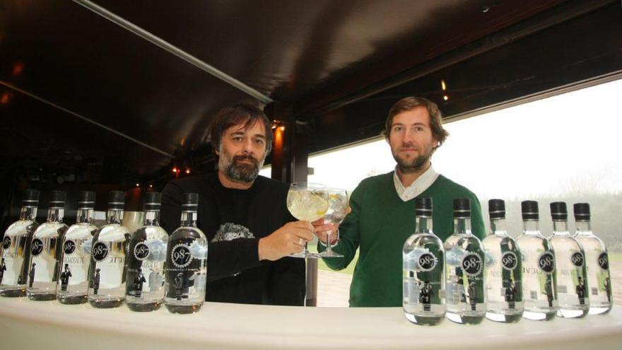 Juan Luis Mastache (izquierda), y Ángel Luis Escuredo (derecha), creadores de la ginebra &quot;987&quot;