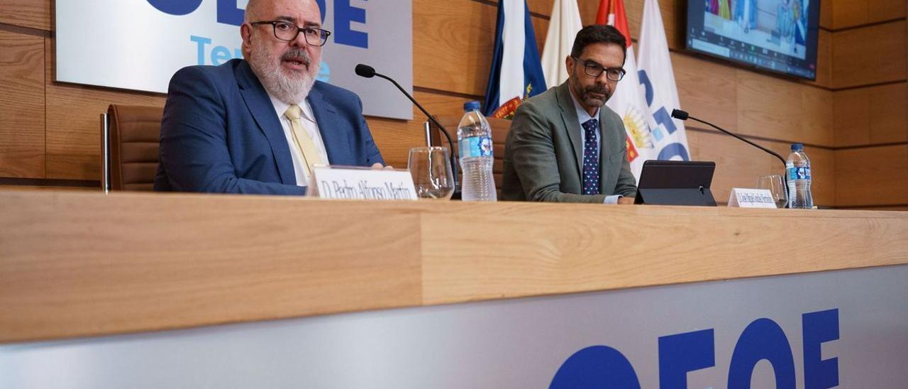 El presidente de la CEOE-Tenerife, Pedro Alfonso y el director de Consultoría de Corporación 5, José Miguel González