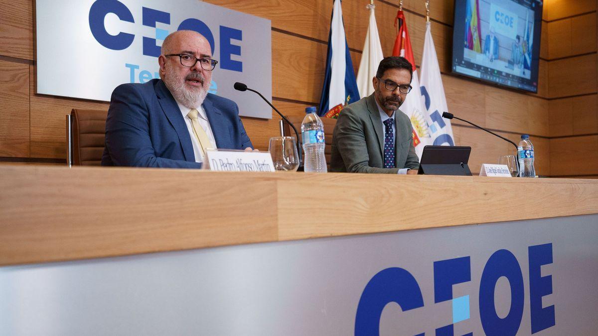 El presidente de la CEOE-Tenerife, Pedro Alfonso y el director de Consultoría de Corporación 5, José Miguel González