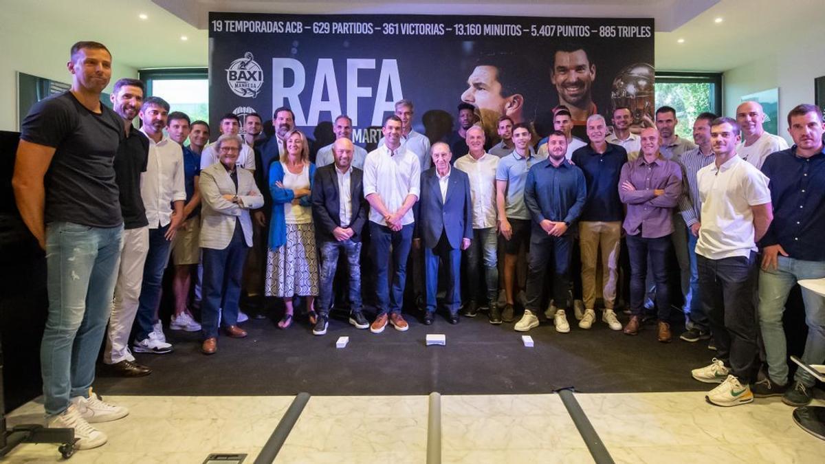 Rafa Martínez, rodeados de amigos, compañeros y representantes de clubes y ACB, en su homenaje