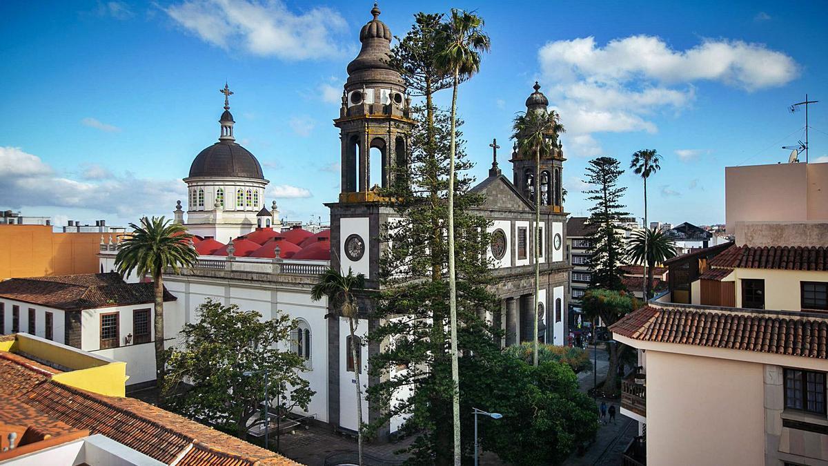 La Catedral y su plaza, en una imagen desde la céntrica ubicación del Orfeón La Paz.