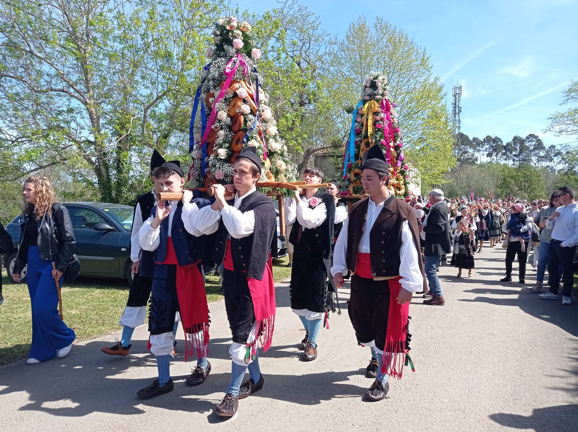 Un centenar de rosas para los llaniscos de la parroquia de Pría en la fiesta de la Virgen de la Flor