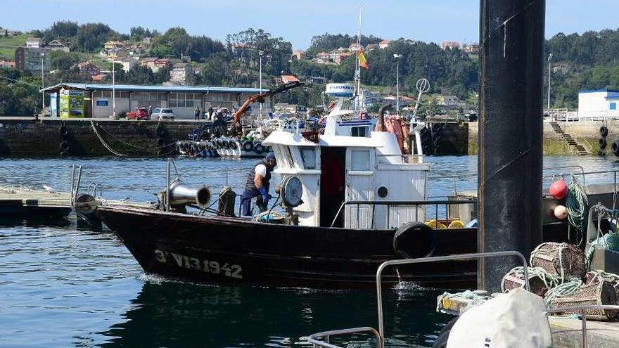 Un barco entra ayer en los pantalanes de la dársena de Bueu. // Gonzalo Núñez