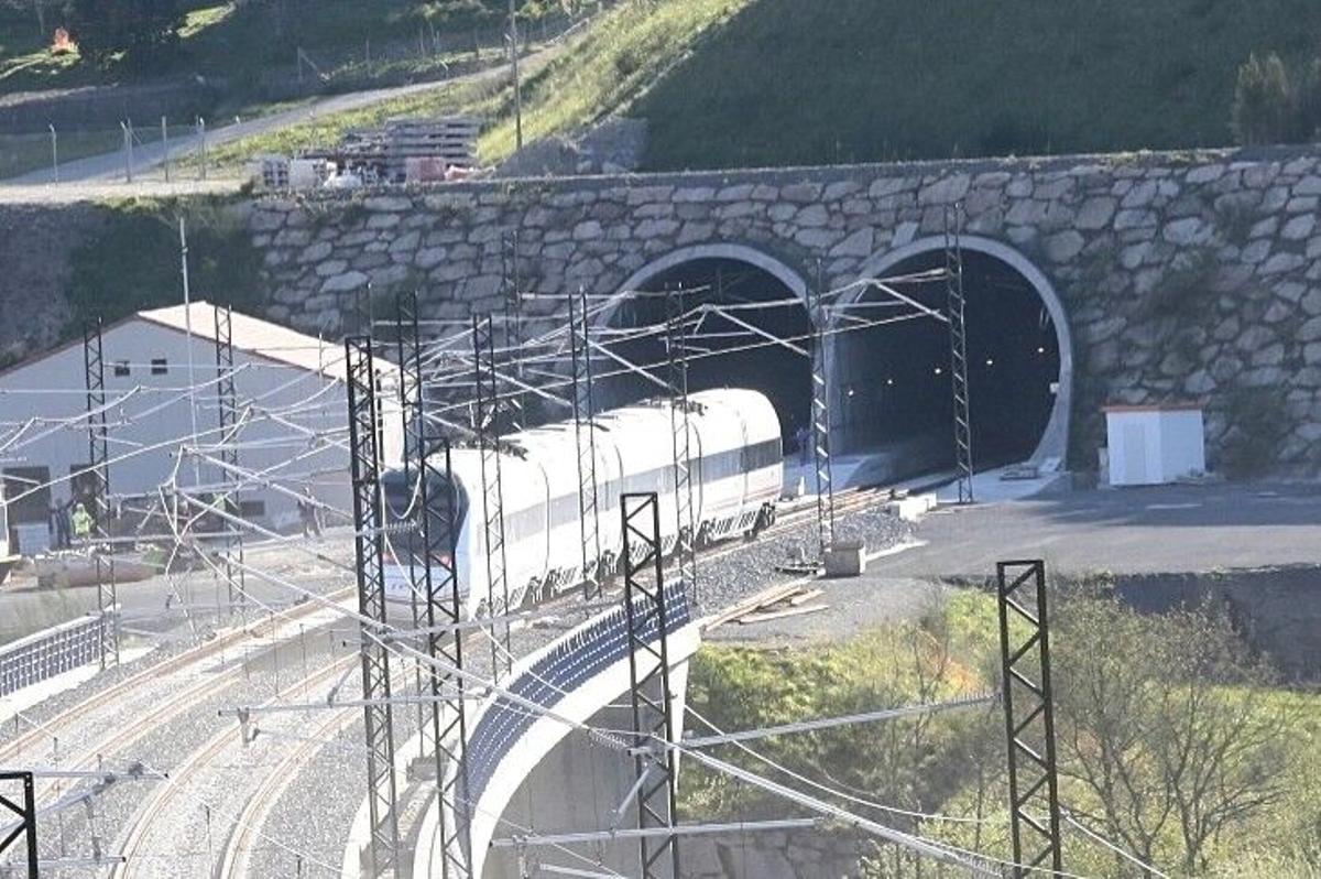 Un tren sale del túnel de As Maceiras.
