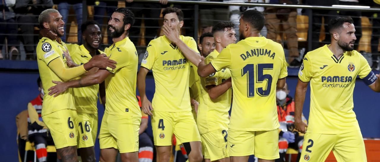 Los jugadores del Villarreal celebran el gol de Capoue en el partido de Champions League ante el Young Boys.