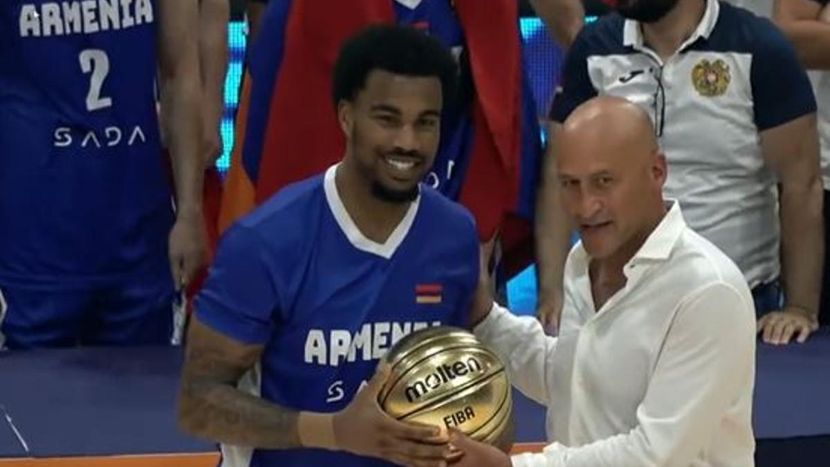 Jones recibe el galardón de MVP del Europeo de los Países Pequeños de la FIBA