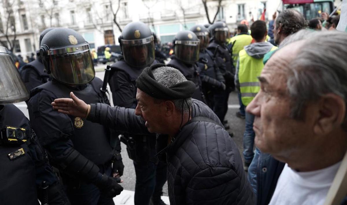 Agricultores concentrados en la Puerta de Alcalá (Madrid).