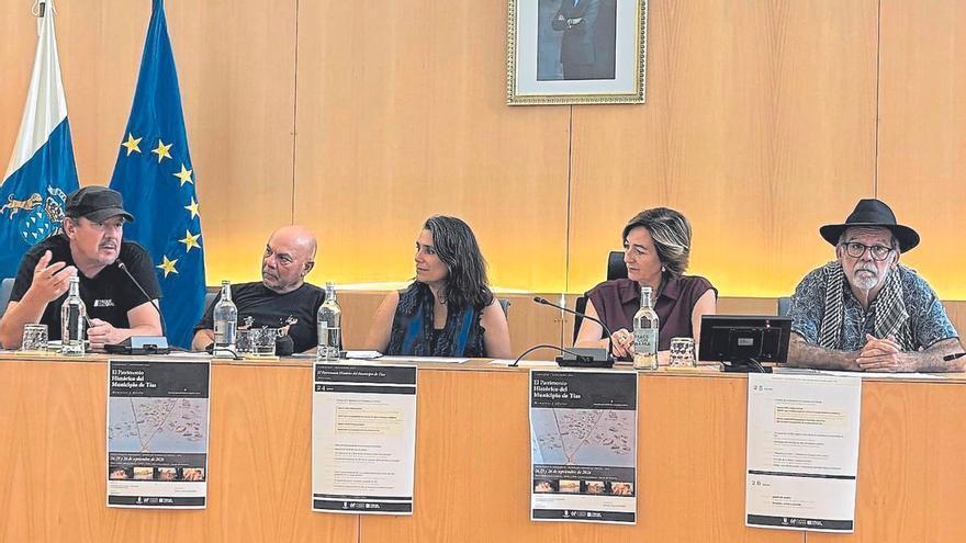 Tías recupera su memoria y sus afectos a través de testimonios, fotos y vídeos antiguos