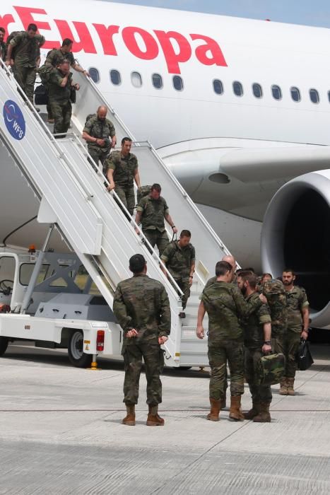 Llegada al aeropuerto de Asturias de los militares procedentes de Polonia