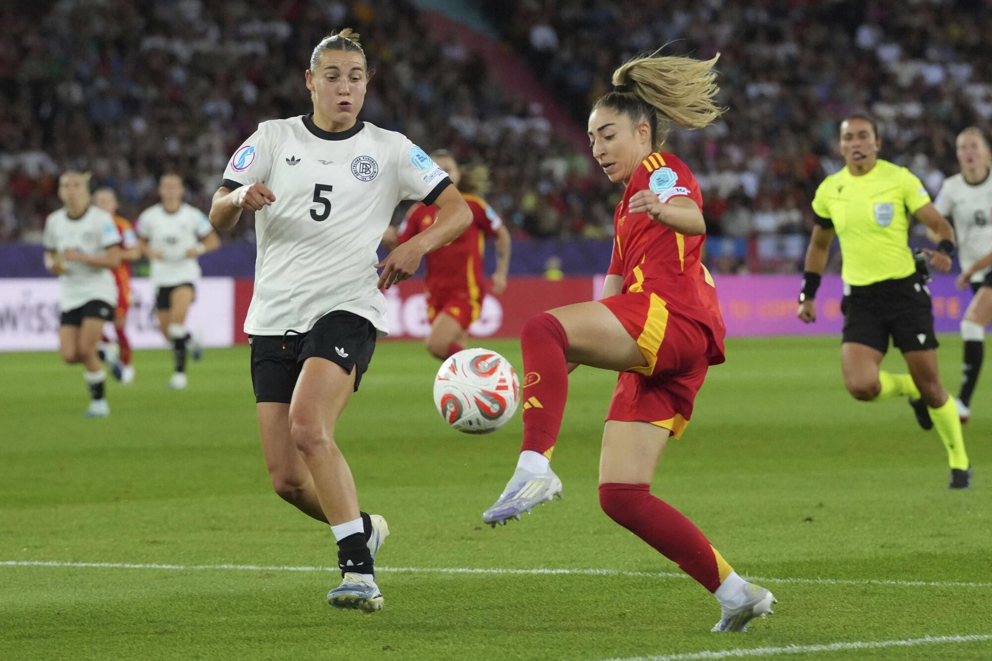 Germany's Carlotta Wamser, left, challenges Spain's Olga during the Women's Euro 2025 semifinals soccer match between Germany and Spain at Stadion Letzigrund in Zurich, Switzerland, Wednesday, July 23, 2025. (AP Photo/Martin Meissner)