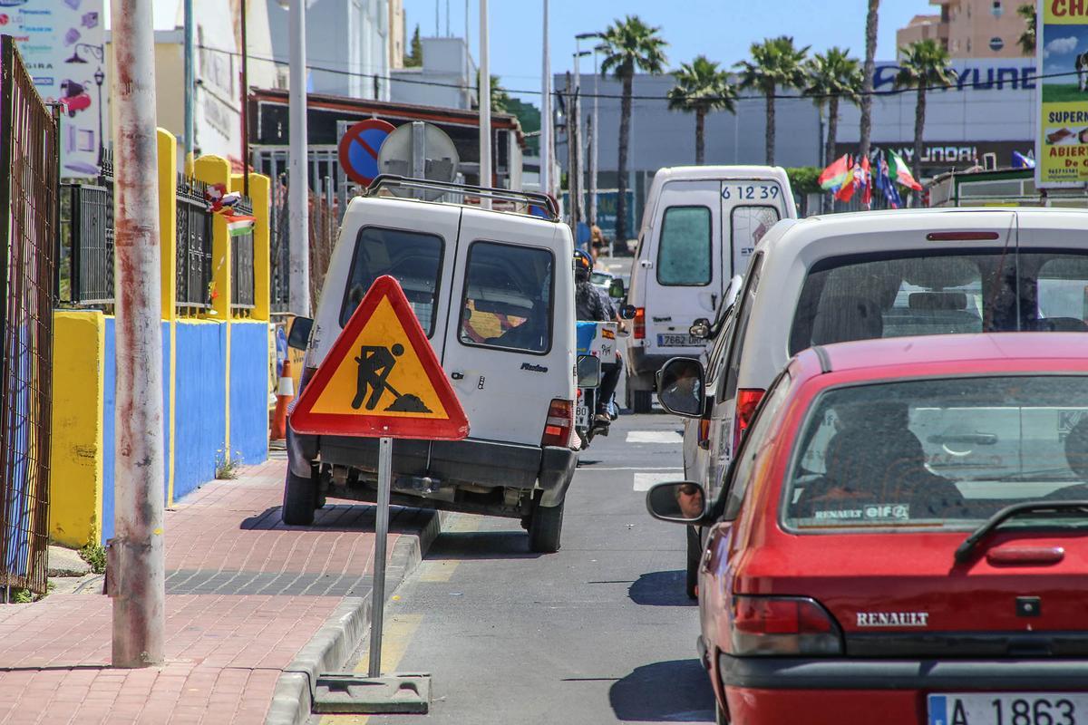 Aspecto habitual de una de las calles principales del polígono por falta de aparcamiento