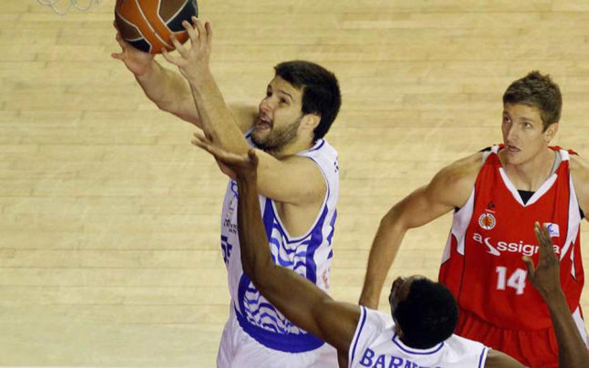 Ivanov se dispone a anotar ante la mirada de Doellman y Barnes.