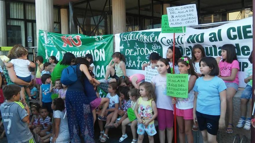 Protesta por el cierre de un aula de infantil en Ceutí