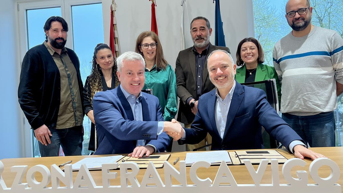 Acto de la firma del convenio entre el Concello de A Cañiza y Zona Franca de Vigo.