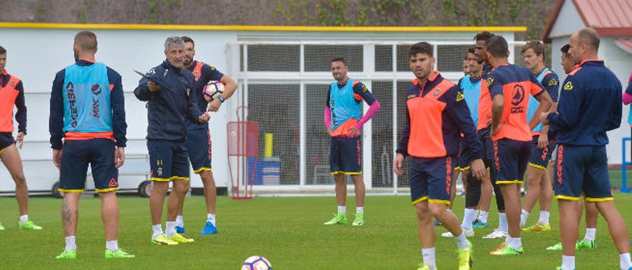 Quique Setién da instrucciones a sus jugadores en la sesión de ayer.