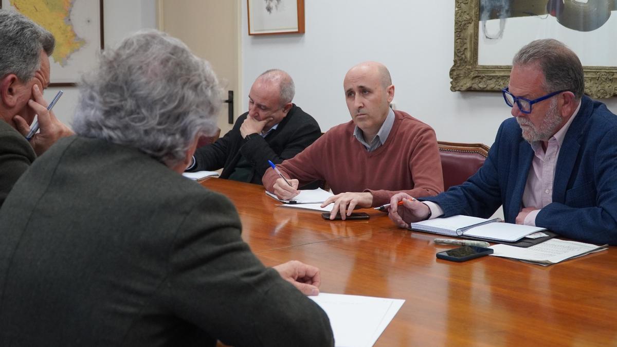 Vicente Martínez Mus y Raúl Mérida, a la derecha, junto a Teodoro Estrela, Miguel Polo y Manuel Torán, de la CHJ.