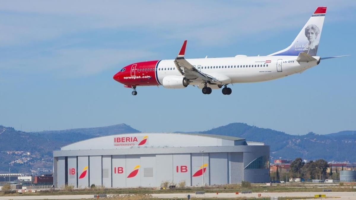 Un avión de Norwegian aterriza en el aeropuerto de El Prat.