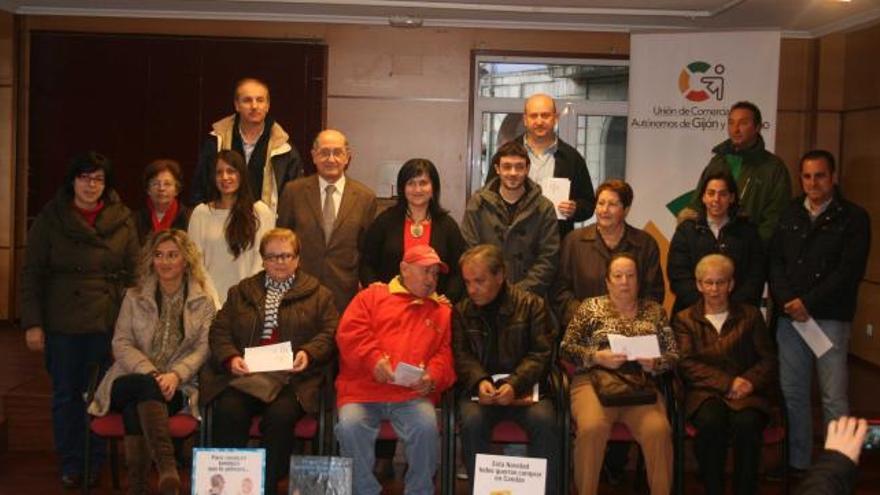 Los ganadores de la última promoción de la Unión de Comerciantes, ayer, en Candás.