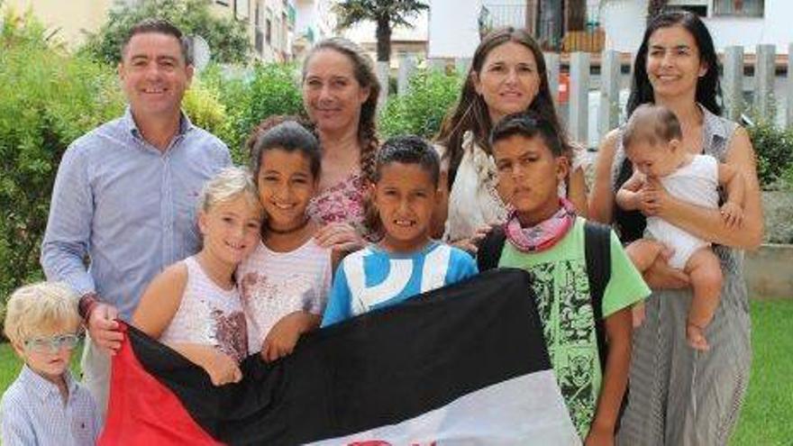 Los niños, junto a, De Sans, Jérez y sus familias de acogida en el Consell de Ibiza.