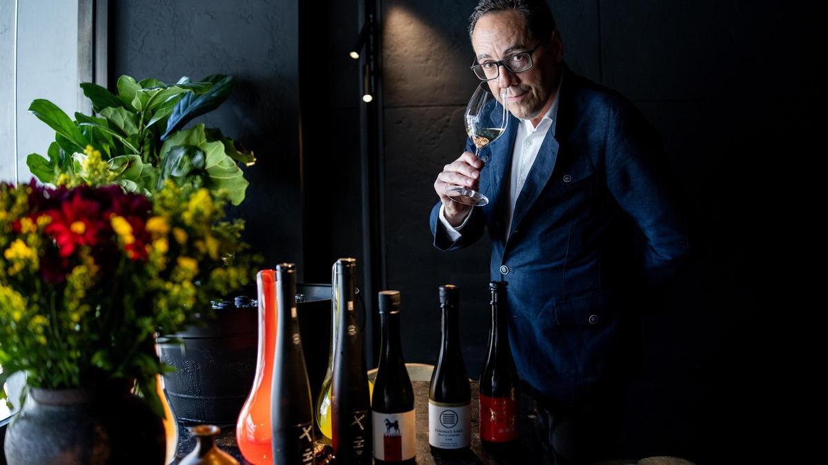 François Chartier, en el restaurante Jara, con sus sakes y varios decantadores.