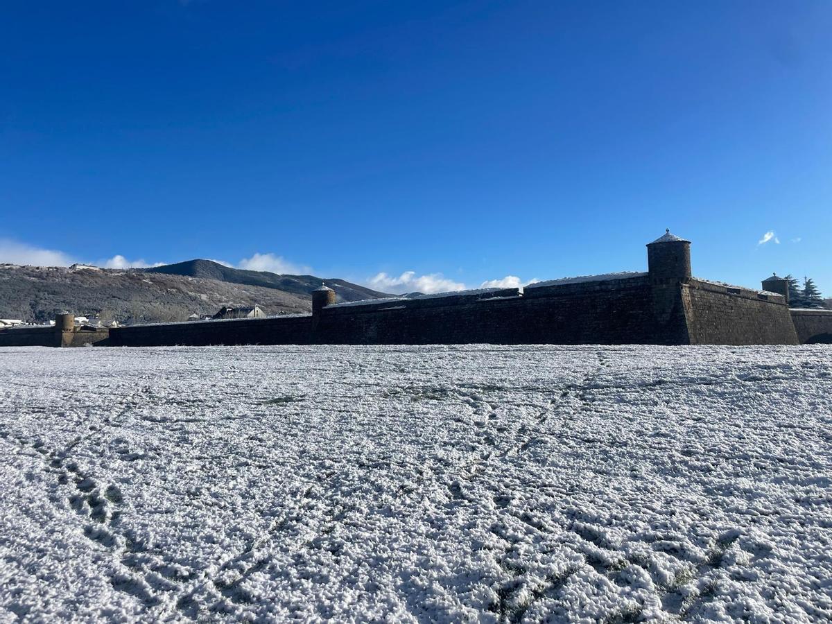 La Ciudadela de Jaca, este viernes, totalmente nevada.