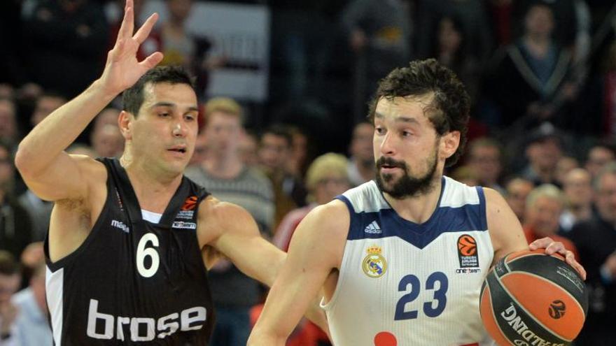 Llull se dirige a canasta ante Nikolaos Zisis.