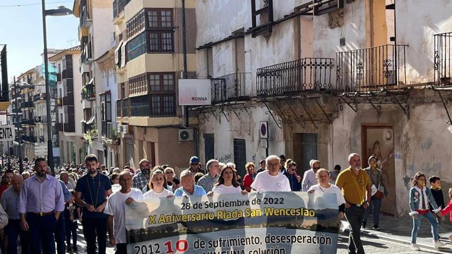 La cabeza de la marcha por
 la calle Álamo, poco antes
 de llegar a la plaza de
 España, ayer.  L.O.