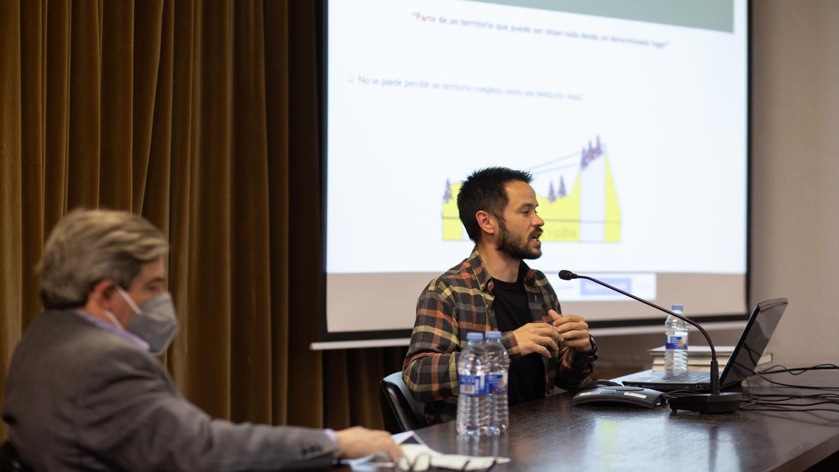 José Delgado, coordinador del curso, en una charla en la UNED de Zamora, junto a Juan Andrés Blanco