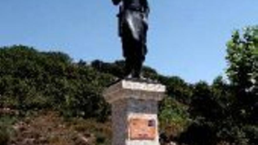 La estatua de la Serrana de la Vera ya está colocada en Garganta la Olla