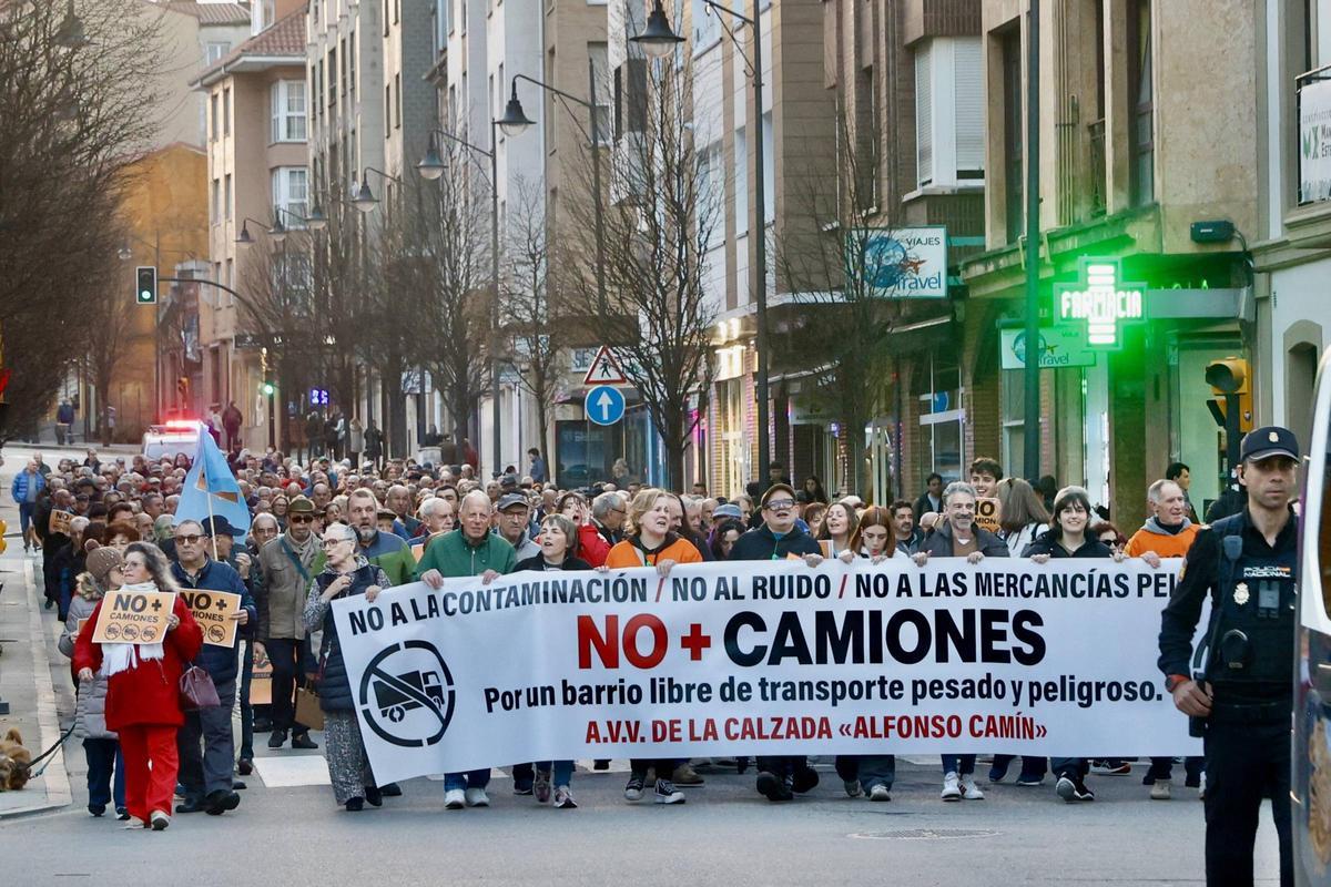 La movilización vecinal por los camiones en Gijón, en imágenes