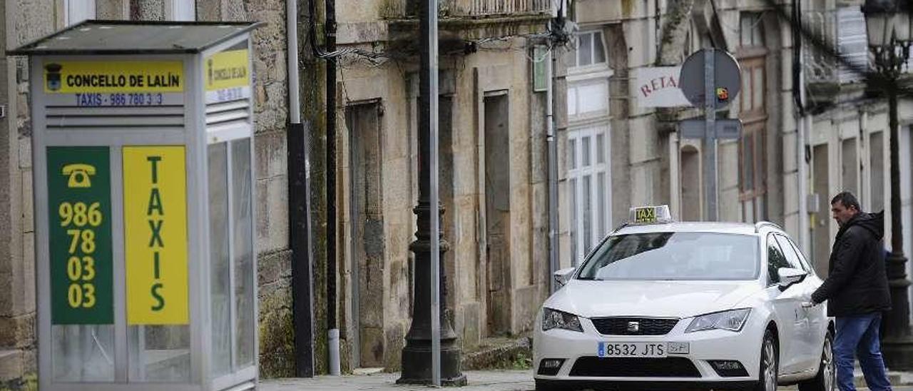 Parada de taxis en la confluencia de las calles Ramón Aller y Colón de Lalín. // Bernabé/Javier Lalín