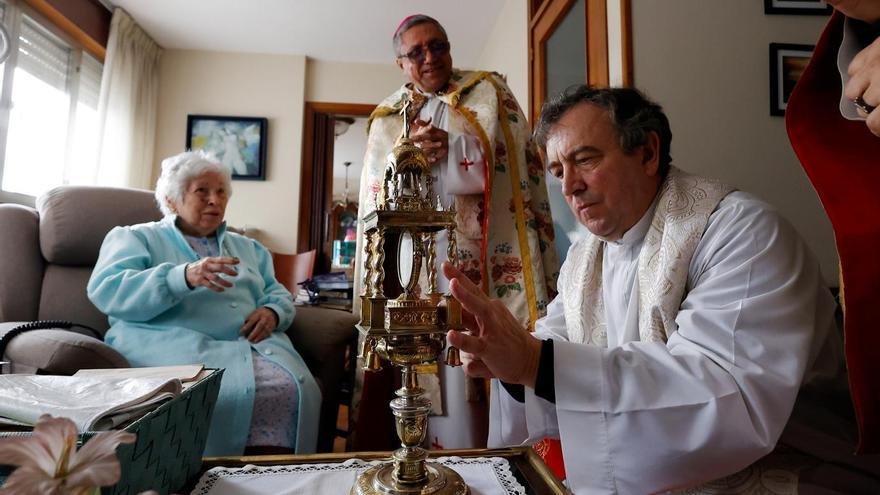 El Viático lleva la comunión a 6 enfermos: alfombrados florales y emoción en Pontevedra