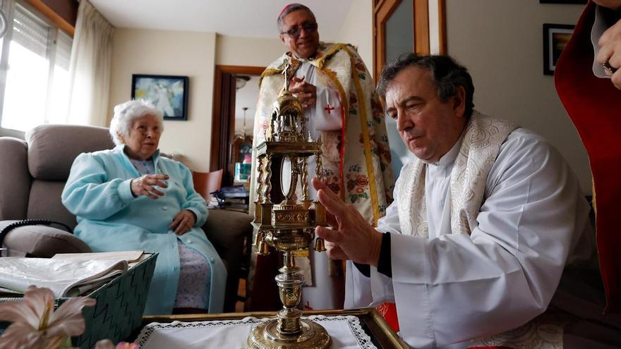 Seis fieles recibieron la comunión en sus domicilios.