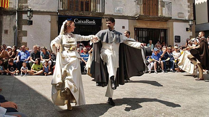 Danses tradicionals, a la festa major de fa dos anys  | JOAN CAPDEVILA