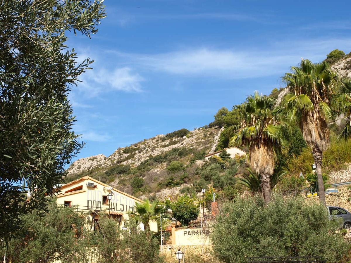 Ubicada en plena naturaleza frente al pueblo de Tárbena