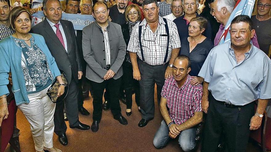 José Méndez y Pedro Posada, en el centro de la imagen en un congreso de peñas celtiñas.