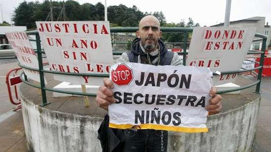 Jacobo Rodríguez encadenado en Praza do Rei.
