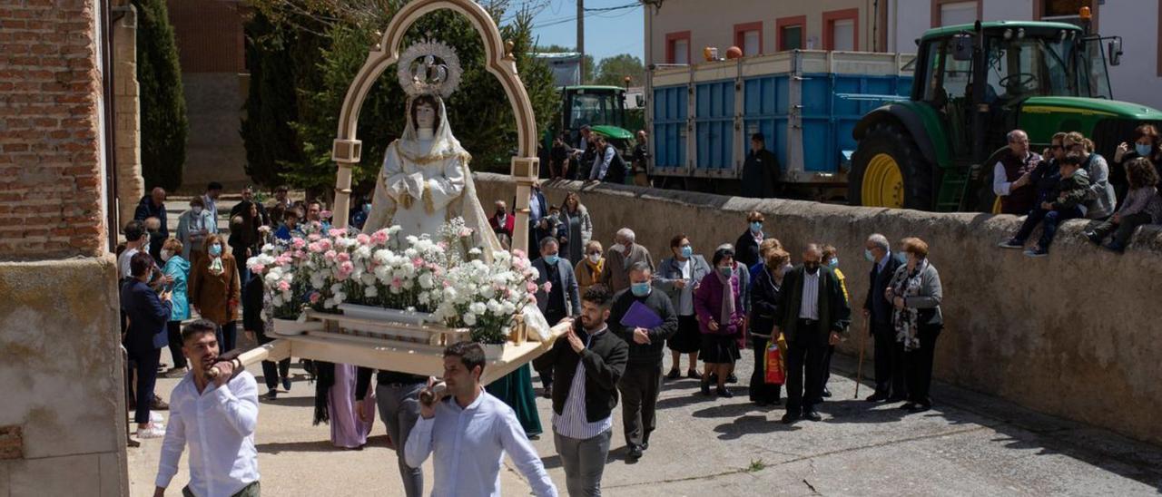 Distintos momentos de la
romería de Lunes de Aguas en La Bóveda, con la procesión de la Virgen de las Nieves, a la derecha las tres carrozas participantes  y las tradicionales comidas camperas en el Contadero.
| |  EMILIO FRAILE