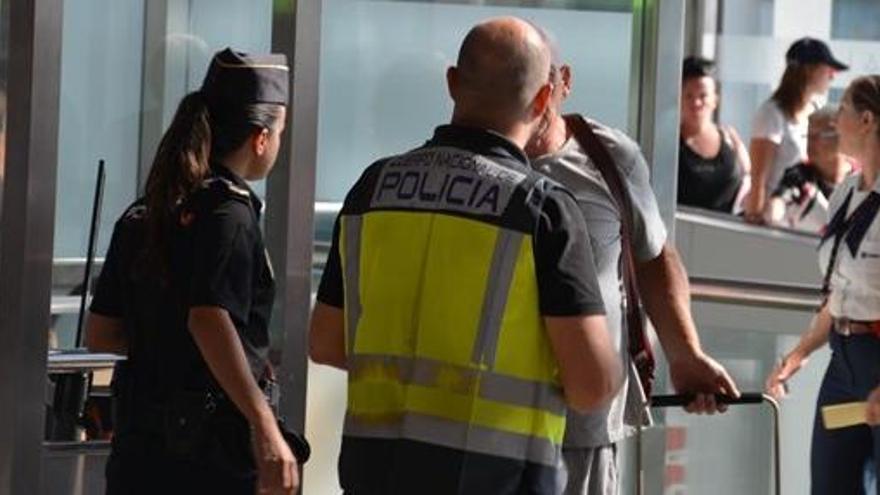 Imagen de archivo de agentes nacionales en el aeropuerto de Madrid