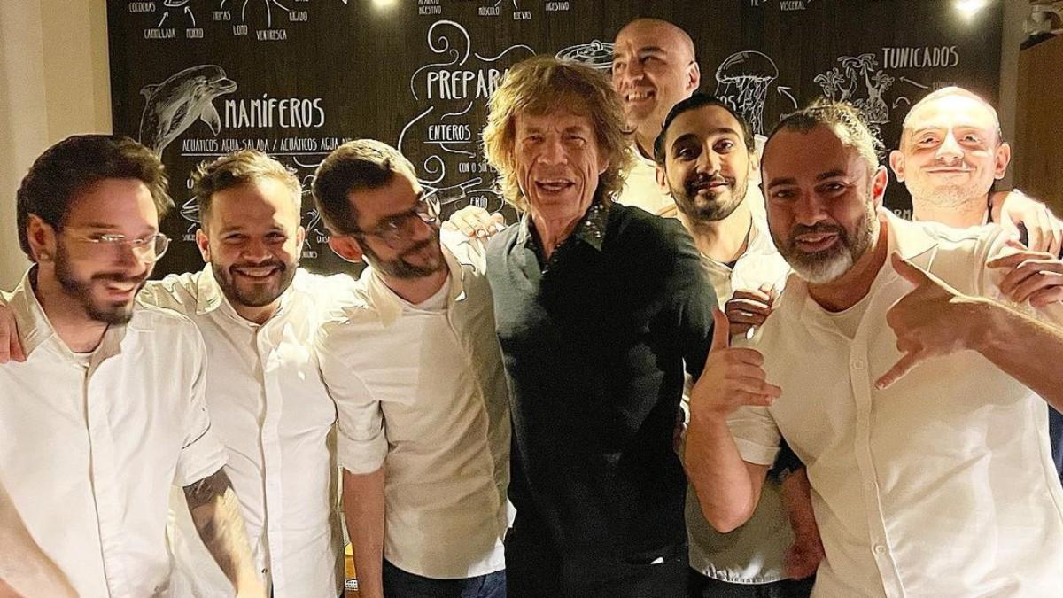 A Mick Jagger se le hace la boca agua con las gambas de Roses después del Clásico