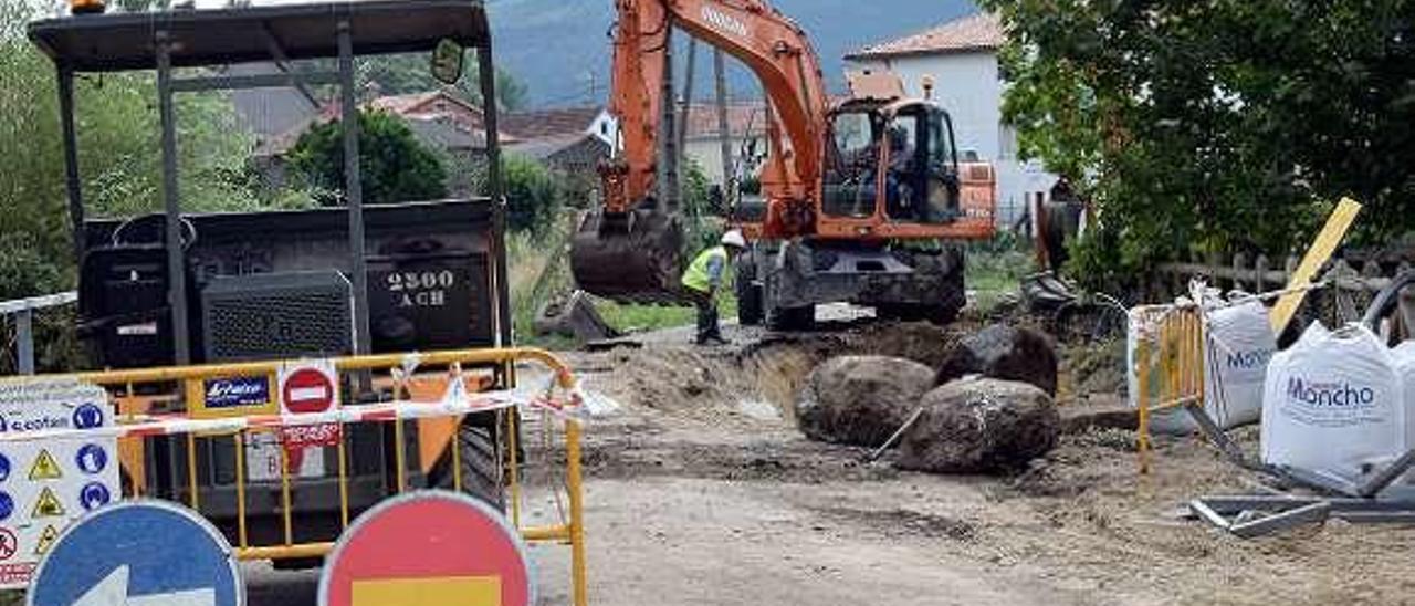 Obras de canalización en el río Soutiño. // FdV