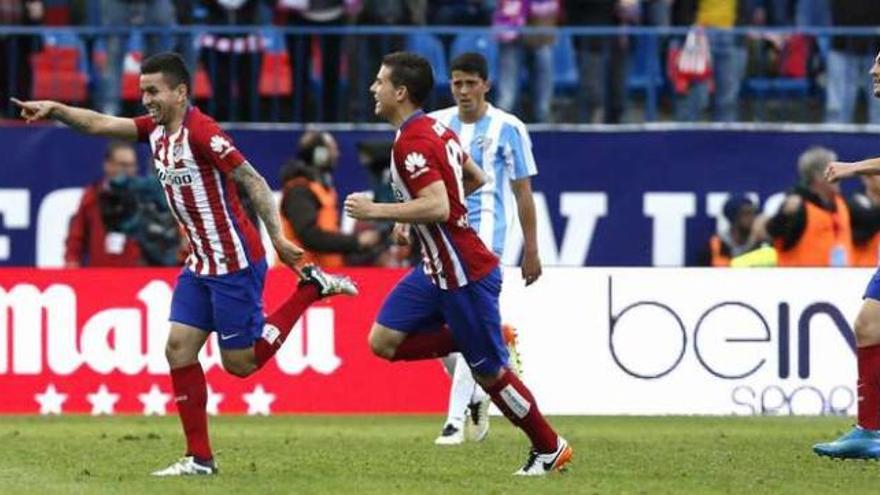 Correa celebra el gol en dirección al banquillo perseguido por Lucas y Koke. // Efe